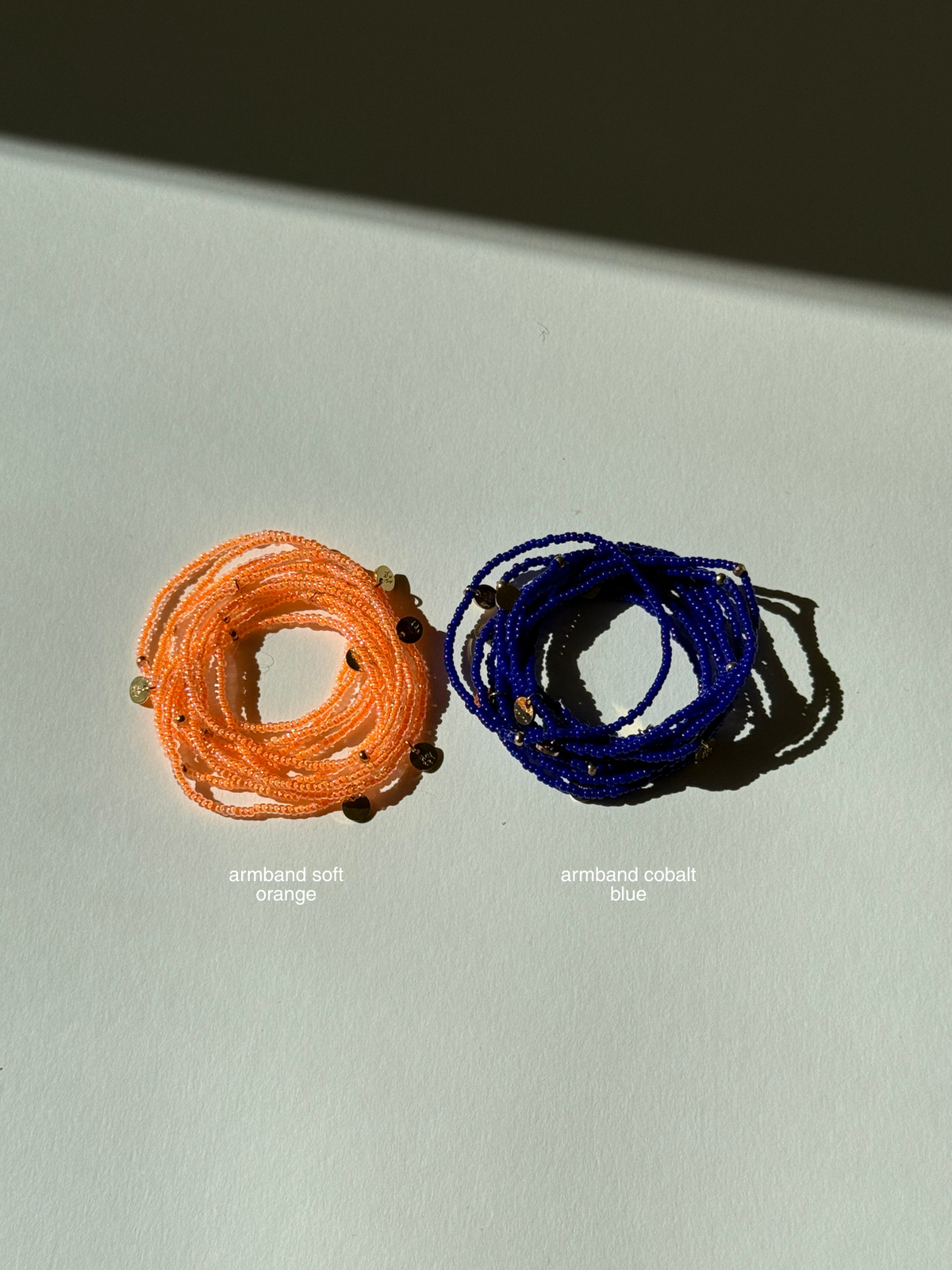 Handgemachte Perlenarmbänder orange und blau happy the label