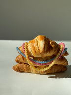 Handgemachte Perlenhalsketten auf Croissants bunt