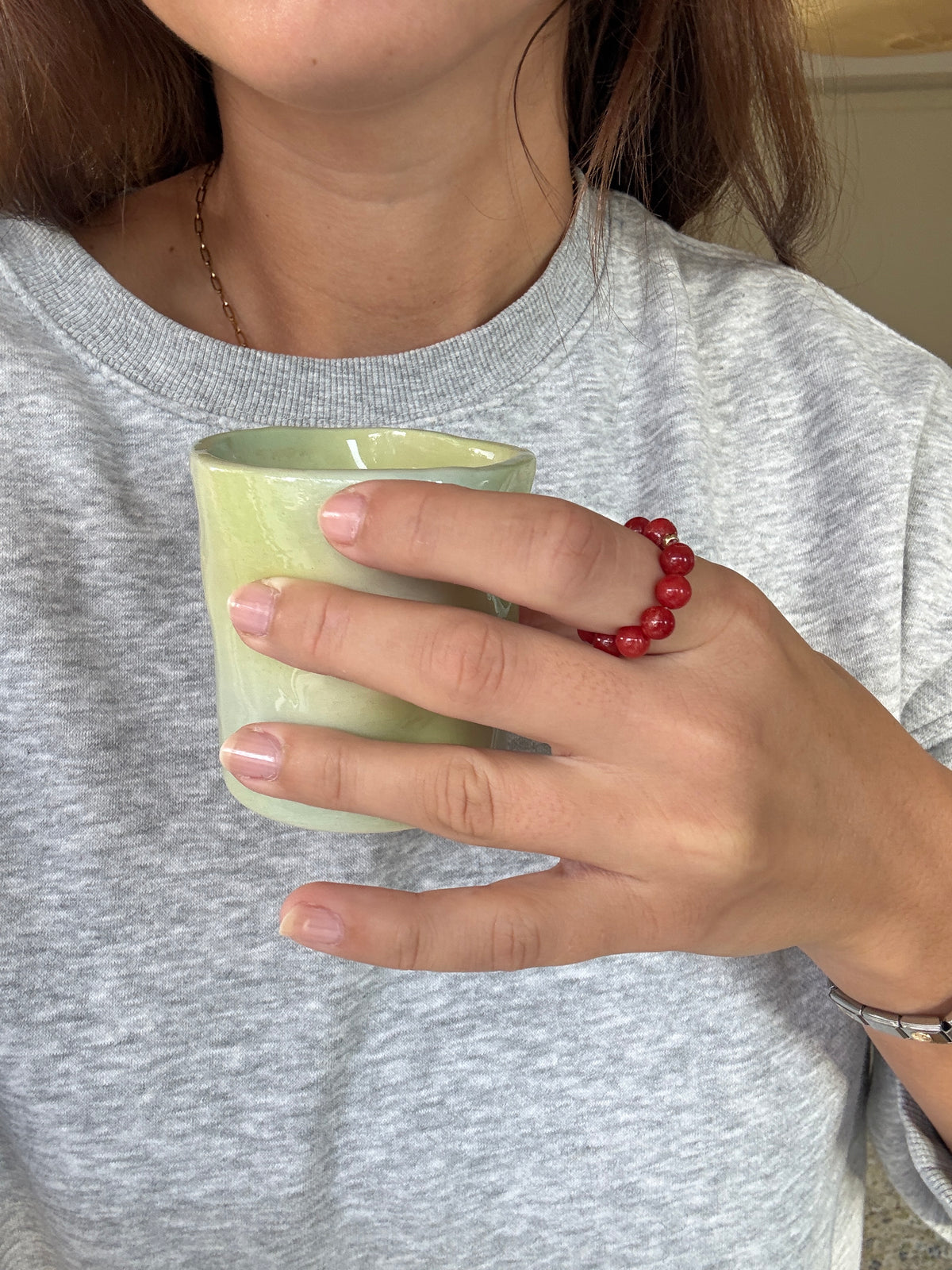 Handgemachter Perlenring aus rotem Achat Mila happy the label getragen