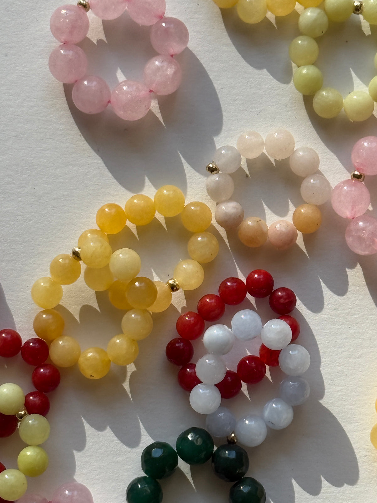 Handgemachte Perlenringe aus Naturstein happy the label