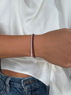 Handgemachtes Perlenarmband Chocolate in Kombination mit Perlenarmband Soft Pink getragen