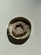 Handgemachte Perlenarmbänder aus recycelten Glasperlen pink und grün