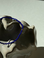 happy the label Handgemachtes Perlenarmband feine Perlen Cobalt Blue Nahaufnahme