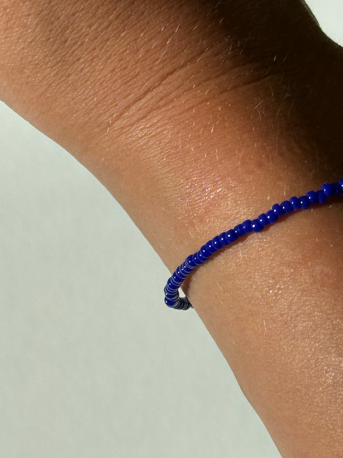 Handgemachtes Perlenarmband feine Perlen Cobalt Blue Nahaufnahme Perlen
