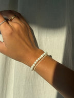 Zwei handgemachte Perlenarmbänder kombiniert getragen