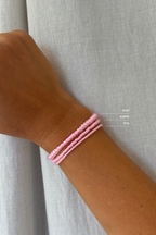 Handgemachte Perlenarmbänder pink in drei Größen getragen